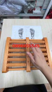 Bàn lăn massage lòng bàn chân / chà chân bằng gỗ 6 hàng
