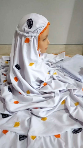 Mukena Kudus Dewasa Model Potongan (Atas Bawah) Motif Seribu Bunga Bahan Adem