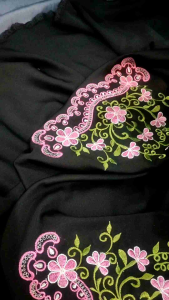 (COD) Mukena Kudus Dewasa Potongan Polino Kain Dasar Hitam Motif Bunga Mahkota Cantik