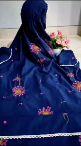Mukena Terusan Remaja Tanggung Bahan Katun Polino Kain Dasar Warna Navy Motif Bordir Bunga Tabur Seribu Merak