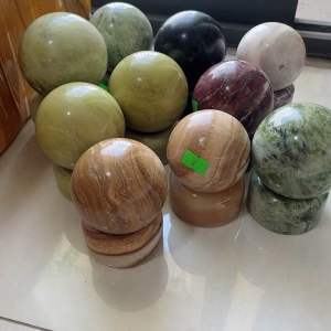 Cầu bi phong thủy đá tự nhiên đường kính 7-8cm nặng cả đế 1kg màu xanh đỏ vàng đen trắng cho mệnh Kim Mộc Thủy Hỏa Thổ (đá thật) chân đế bằng đá