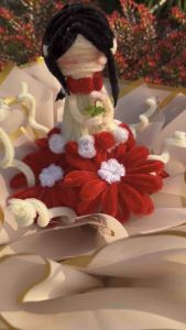 ช่อดอกไม้ตุ๊กตาผู้หญิงตัวน้อยและดอกไม้สีแดง ช่อดอกไม้ของขวัญ