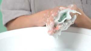 สบู่ใบบัวบก ขนาด100กรัม ลด สิว ผิวมันทำความสะอาดผิวสะอาด ใบบัวบกชาริยา(แถมถุงตีฟอง)