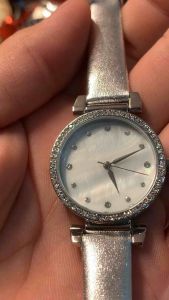 Đồng hồ nữ thời trang mặt khảm trai cọc số và niềng đính đá máy Singapore  size 31mm  dây da nhũ bạc