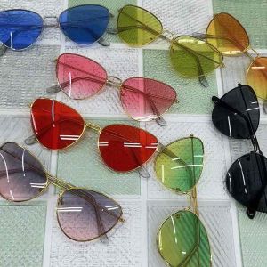 Occidental Street Photo Dark Glasses Womens Network Red Seal Fan Same Triangle Cat Eye Glasses Retro Harajuku Style Sunglasses for Men and Women