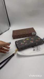 กระเป๋าสตางค์ ใบยาวรุ่นซิปรอบมีสายคล้องมือได้ ขนาด 8 นิ้วมีช่องใส่บัตรมีช่องใส่แบงค์ได้ไม่ต้องพับมีช่องซิปใส่เหรียญงานสวยมีอุปกรณ์ครบพร้อมกล่อง