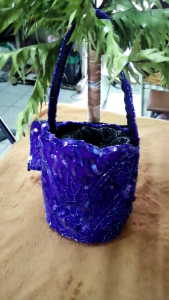 กระเป๋าคล้องแขนปักเลื่อม🌻งานแฮนด์เมด🌻ด้านบนเป็นหูรูด.. ทรงกลมกว้าง20ซม.ลึก23ซม.สีน้ำเงินอมม่วงสวยมากๆคะ😄