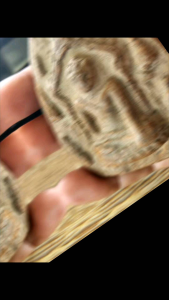 พระสามหอม กรุวัดดอยคำ เชียงใหม่ พระสามหอม ขุดพบจากกรุวัดพระธาตุดอยคำ วัดนี้ตั้งอยู่บนภูเขาเขตต่อดอยสุเทพมาทางด้านตะวันออก พระสามหอมพบมีสองพิมพ์คือ พิมพ์แบบซุ้มเจดีย์ยอดปราสาท และพิมพ์เล็ก คือ พิมพ์สามหอมเดี่ยว พระสามหอมเป็นพระเครื่องเนื้อดินที่พบในเขตเ