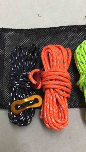 ชุดเชือกผูกเต้นท์ความยาว 4 มิตร x 3.5 มิตร x 4 เส้นต่อชุด สะท้อนแสง