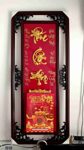 Lịch treo tường 2026 Phúc Lộc Thọ khung gỗ tự nhiên tượng đúc nổi sơn nhũ vàng gắn lốc lịch năm mới