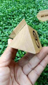 ป้ายตั้งโต๊ะไม้ ป้ายไม้ทรงสามเหลี่ยม 5x5x8cm (เลเซอร์ตามสั่ง)
