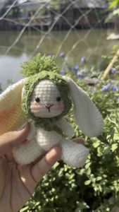 Móc khoá len thỏ tai dài đội mũ handmade