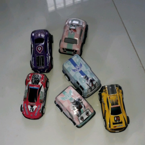 Một chiếc xe mô hình siêu xe mini KT 3x6cm bằng nhựa và nhôm chạy bánh đà rất đẹp