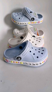(Tặng 10 Sticker) Dép Sục Crocs Baya Có Quai Màu Xanh Trắng Hồng Viền Hoa Cho Bé Gái. Sản Phẩm Cao Cấp Nhựa Không Mùi . Trống Trơn Trượt. Đi Êm Chân.