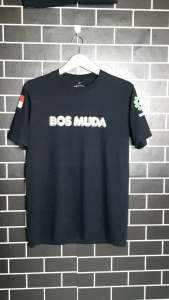 kaos distro motif BOS MUDA bahan cotton combed 24s kualitas 100% katun murni bisa untuk pria dan wanita nyaman untuk digunakan sehari hari