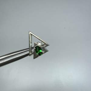 7898-MỘT CHIẾC HOA TAI BẠC NAM ĐÍNH ĐÁ HỒNG NGỌC LỰU XANH ( THIÊN NHIÊN ) HÌNH TAM GIÁC 