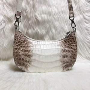 Túi đeo nữ da bụng cá sấu bạch tạng hima size 25cm-13cm-6.5cm kiểu vầng trăng khuyết