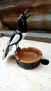 Asbak Kacer Patung: Desain Unik & Berkualitas untuk Interior & Kicau Mania