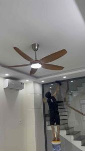 Quạt trần gỗ màu nâu với 5 cánh và đèn LED tích hợp.