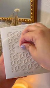 น้ำหอม Rave Now White เป็นน้ำหอมแนว Aromatic Woody มีกลิ่นหอมสะอาด และมีส่วนผสมของกลิ่นผลไม้ ดอกไม้ และไม้หอม