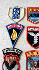 Custom logo perusahaan bordir timbul