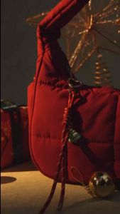 WESTBRONCO รุ่น Croissant กระเป๋าสะพายข้างทรงเสี้ยวพระจันทร์ ผ้าไนลอนกันน้ำ