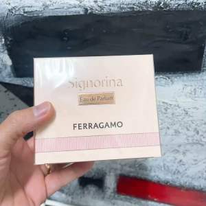 Nước hoa nữ Signorina Salvatore Ferragamo 100ml