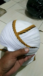 Blangkon lipat Kasunanan Putih Samurai Kuning sliwir