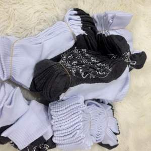 ถุงเท้านักเรียนกันลื่น 1คู่ = 8บาท S2-10คู่