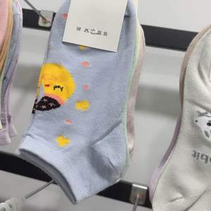 ชุดที่ 1 คู่ ถุงเท้าข้อสั้น ลายการ์ตูนหมี ลายเส้นนอน ผ้านิ่มใส่สบาย A4 ราคาล่าสุด 100 บาท