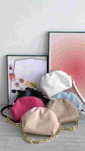 Slingbag Chain Luxe Wanita KYOMU: Tas Wanita Kualitas Tinggi & Desain Elegan