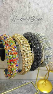 [VELMORRA] Headband Zenise Bando Korea Kristal Mewah Berkilau Blink Bling\\n\\n Apa Itu Bando Mewah Velmorra?\\n\\nBando Mewah Velmorra adalah headband desain unik yang memiliki kilau mewah dan berkualitas tinggi. Dibuat dari rangkaian kristal imitasi yang besar, headband ini cocok untuk menjadi aksesoris fashion wanita yang menarik perhatian. Selain itu, Bando Mewah Velmorra memiliki berat yang ringan dan nyaman digunakan sepanjang hari.\\n\\n Desain Unik & Berkilau\\n\\nDesain unik dan berkualitas tinggi adalah ciri khas dari Bando Mewah Velmorra. Headband ini memiliki kilau mewah yang menarik perhatian, terutama ketika dipasangkan dengan rambut. Kristal berlian mewah dan indah ini dijahit satu-persatu sehingga menempel kuat pada headband, menjadikan tampilan Anda semakin menawan.\\n\\n Kualitas Tinggi & Berat Ringan\\n\\nBando Mewah Velmorra dirancang dengan kualitas tinggi dan berat yang ringan. Rangka headband terbuat dari bahan mika lentur yang mudah menyesuaikan bentuk kepala, sementara ujung headband dilapisi dengan kain empuk yang tidak menyebabkan sakit di belakang telinga atau kesemutan.\\n\\n Fitur Bando Mewah Velmorra\\n\\nHeadband Zenise Bando Korea Kristal Mewah ini memiliki beberapa fitur yang membuatnya menjadi pilihan yang tepat untuk menjadi aksesoris fashion wanita:\\n\\n Kristal Berlian Mewah & Indah\\n\\nKristal berlian mewah dan indah ini dijahit satu-persatu pada headband, menjadikan tampilan Anda semakin menawan. Kilau mewah ini akan menarik perhatian siapa pun yang melihat Anda.\\n\\n Rangka Lentur & Nyaman\\n\\nRangka headband terbuat dari bahan mika lentur yang mudah menyesuaikan bentuk kepala, menjadikan headband ini nyaman digunakan sepanjang hari. Anda tidak perlu khawatir merasa tidak nyaman atau sakit di belakang telinga saat menggunakan headband ini.\\n\\n Ujung Berlapis Kain Empuk\\n\\nUjung headband dilapisi dengan kain empuk yang tidak menyebabkan sakit di belakang telinga atau kesemutan. Ini menjadikan headband ini sebagai pilihan yang tepat untuk menjadi aksesoris fashion wanita yang nyaman digunakan.\\n\\n Spesifikasi Bando Mewah Velmorra\\n\\nBerikut adalah spesifikasi Bando Mewah Velmorra:\\n\\n Bahan & Lebar\\n\\nBando Mewah Velmorra terbuat dari kristal imitasi besar dan memiliki lebar 3.5 cm.\\n\\n Rangka & Berat\\n\\nRangka headband terbuat dari bahan mika lentur 3 cm dan memiliki berat 65 gr.\\n\\nDengan spesifikasi tersebut, Bando Mewah Velmorra dapat menjadi pilihan yang tepat untuk menjadi aksesoris fashion wanita yang menarik perhatian dan nyaman digunakan.\\n\\nKunjungi website kami sekarang juga untuk mendapatkan Bando Mewah Velmorra dan lengkapi penampilan Anda dengan aksesoris fashion wanita yang menarik perhatian!\n}