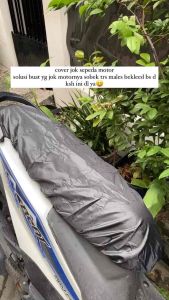 Cover Sarung Jok Sepeda Motor Anti Air dan Cakar\\n\\n Apa Itu Sarung Jok Sepeda Motor Anti Air?\\n\\nSarung jok sepeda motor anti air adalah pelindung jok yang dirancang untuk melindungi jok motor dari berbagai kondisi cuaca, seperti hujan, kotoran, dan debu. Sarung jok ini biasanya terbuat dari bahan yang tahan air dan mudah dibersihkan, sehingga dapat mempertahankan penampilan dan kebersihan jok motor Anda.\\n\\n Manfaat Sarung Jok Anti Air\\n\\nMenggunakan sarung jok anti air memberikan beberapa manfaat, antara lain:\\n\\n- Melindungi jok motor dari air hujan, kotoran, dan debu.\\n- Mencegah kerusakan pada jok motor akibat air atau bahan kimia.\\n- Memudahkan proses pembersihan jok motor.\\n- Menjaga penampilan dan kebersihan jok motor Anda.\\n\\n Cara Menggunakan Sarung Jok Anti Air\\n\\nUntuk menggunakan sarung jok anti air, ikuti langkah-langkah berikut:\\n\\n1. Pastikan jok motor Anda bersih dan kering sebelum memasang sarung jok.\\n2. Tempelkan sarung jok pada jok motor dengan hati-hati.\\n3. Sesuaikan posisi sarung jok agar pas dan tidak mengganggu saat berkendara.\\n4. Gunakan clip atau pengikat jika diperlukan untuk menahan sarung jok agar tetap terpasang dengan baik.\\n\\n Mengenal Cakar Jok Motor\\n\\nCakar jok motor adalah aksesori yang dipasang pada bagian depan jok motor untuk memberikan kenyamanan tambahan saat berkendara. Cakar jok biasanya terbuat dari bahan yang lembut dan empuk, sehingga nyaman digunakan dalam waktu lama.\\n\\n Manfaat Cakar Jok Motor\\n\\nMenggunakan cakar jok motor memberikan beberapa manfaat, antara lain:\\n\\n- Memberikan kenyamanan tambahan saat berkendara.\\n- Mencegah gesekan antara jok motor dan pakaian pengendara.\\n- Melindungi jok motor dari kotoran dan debu.\\n\\n Cara Menggunakan Cakar Jok Motor\\n\\nUntuk menggunakan cakar jok motor, ikuti langkah-langkah berikut:\\n\\n1. Tempelkan cakar jok pada bagian depan jok motor.\\n2. Sesuaikan posisi cakar jok agar pas dan tidak mengganggu saat berkendara.\\n3. Gunakan clip atau pengikat jika diperlukan untuk menahan cakar jok agar tetap terpasang dengan baik.\\n\\n Aksesoris Motor Anti Air Lainnya\\n\\nSelain sarung jok motor anti air dan cakar jok motor, ada beberapa aksesoris motor anti air lainnya yang dapat Anda pertimbangkan, antara lain:\\n\\n- Sarung jok motor praktis: Sarung jok yang mudah dipasang dan dilepas, cocok untuk pengendara yang sering bepergian.\\n\\n Tips Memilih Aksesoris Motor Anti Air\\n\\nBerikut beberapa tips memilih aksesoris motor anti air:\\n\\n- Perhatikan bahan pembuatan aksesoris motor anti air, pastikan bahan yang digunakan tahan air dan mudah dibersihkan.\\n- Pilih aksesoris motor anti air yang sesuai dengan model dan ukuran jok motor Anda.\\n- Pertimbangkan kenyamanan penggunaan aksesoris motor anti air saat berkendara.\\n\\n Kesimpulan\\n\\nCover sarung jok sepeda motor anti air dan cakar merupakan aksesoris motor yang dapat melindungi jok motor Anda dari berbagai kondisi cuaca, memberikan kenyamanan tambahan saat berkendara, dan memudahkan proses pembersihan jok motor. Pastikan untuk memilih aksesoris motor anti air yang sesuai dengan model dan ukuran jok motor Anda serta mudah dipasang dan dilepas.\n}