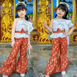 ชุดไทยประยุกต์เด็กผู้หญิง เสื้อเปิดไหล่แขนระบาย 2 ชั้นแต่งโบว์เอว + กางเกงขาบาน (ไม่รวมเครื่องประดับ)