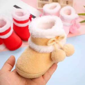 Sepatu bayi perempuan model Boots bulu pom-pom untuk usia bayi 1 sampai 12 bulan