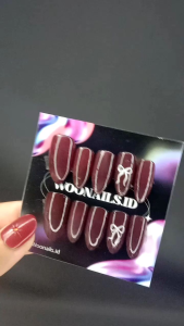 Teknik Membuat Kuku Palsu Red Wine dengan Toolkit Lengkap