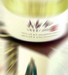 Kem Dưỡng Trắng Da chống lại 12 dấu hiệu lão hoá cô gái HÀN QUỐC mặc đầm đỏ - HX018