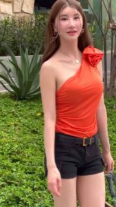 เสื้อปาดไหล่ เข็มกลัดดอกไม้ Tango colors