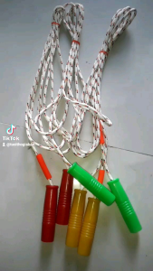 Một sợi dây nhảy thể dục dài 2 mét 6 bằng vải dù tay cầm bằng nhựa