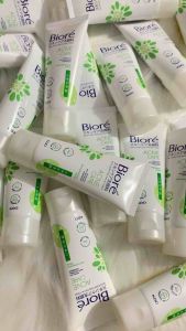 Sữa rửa mặt Biore sạch sâu và kháng khuẩn tuýp 50g