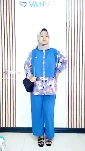 Setelan Wanita Viral: Rompi Crinkle & Celana Kombinasi Motif Bunga