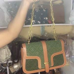 Túi đeo vai mẫu xinh dễ phối trang phục cho các nàng đi làm đi chơi xuống phố linh lung