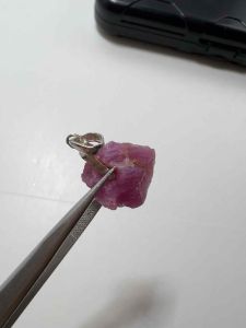 15135- MẶT TINH THỂ RUBY ĐỎ HỒNG ( THIÊN NHIÊN ) CÓ MÓC BẠC .