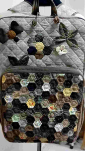 กระเป๋าสะพายเป้ใบใหญ่handmadeผ้าญี่ปุ่นapplique patchwork hexagon quilt