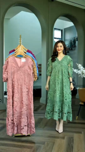 Maxi dress ผ้าลูกไม้เนื้อหนาเกรดพรีเมี่ยม ลายลูกไม้สวยมากค่ะ ดีเทลงานMixผ้าให้ดูเข้ากันและลงตัวสุดๆค่ะ ชุดหรูสุดๆค่ะ ขอบแขนใส่ยางยืดนิดๆ เดรสมีซับในทั้งชุด ด้านหลังมีซิปซ่อนใครที่มองหาชุดสวยๆเกรดขึ้นห้างใส่ออกงานหรูๆหรือไปชิลล์ทะเลต้องตัวนี้เลยค่ะ มี 5 สี