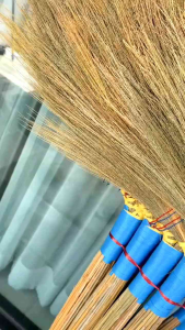 ไม้กวาดดอกหญ้า ชนิด หนา ด้ามทำจากต้นดอกหญ้า ถักแบบหางปลาด้วยเชือกก4ชั้น เเข็งแรงทนทานดอกหญ้าไม่หลุดง่าย