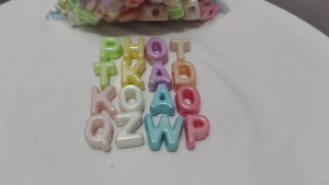 250grams (est.95pcs) Glossy Letter Beads 22mm Pearl Effect A-Z Iridescent Acrylic Initial Beads for DIY Bracelet Necklace Phone Charm & Craft Supplies