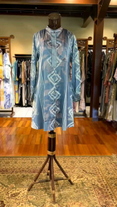 Karen Tunik by Dian Pelangi LIMITED EDITION Blouse Baju Atasan Kemeja Blus Outfit Casual Formal Kerja Kantor Pesta Pernikahan Kondangan Wanita Hijaber Cantik Anggun Modis Modern Elegan Mewah Model Korea Terbaru Motif Batik Abstrak Hand Made Kekinian