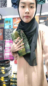 SARUNG DONGGALA MOTIF KEMBANG SAKURA