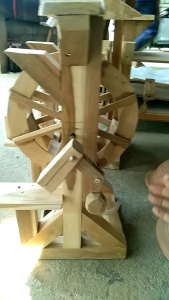 กังหันสำหรับตกแต่งอ่างเลี้ยงปลา อ่างบัว เวลาน้ำไหลตัววงล้อจะหมุนตามน้ำ เหมาะสำหรับตกแต่งสวน ตกแต่งบ้าน ร้านอาหาร โรงแรม ขนาดสูง 45 ซม กังหัน 25 ซม